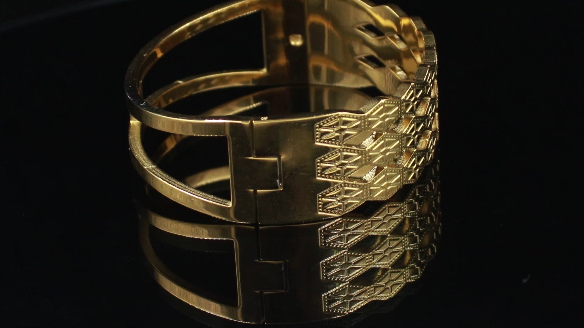 Gold Polished Geometric Lattice Bracelet