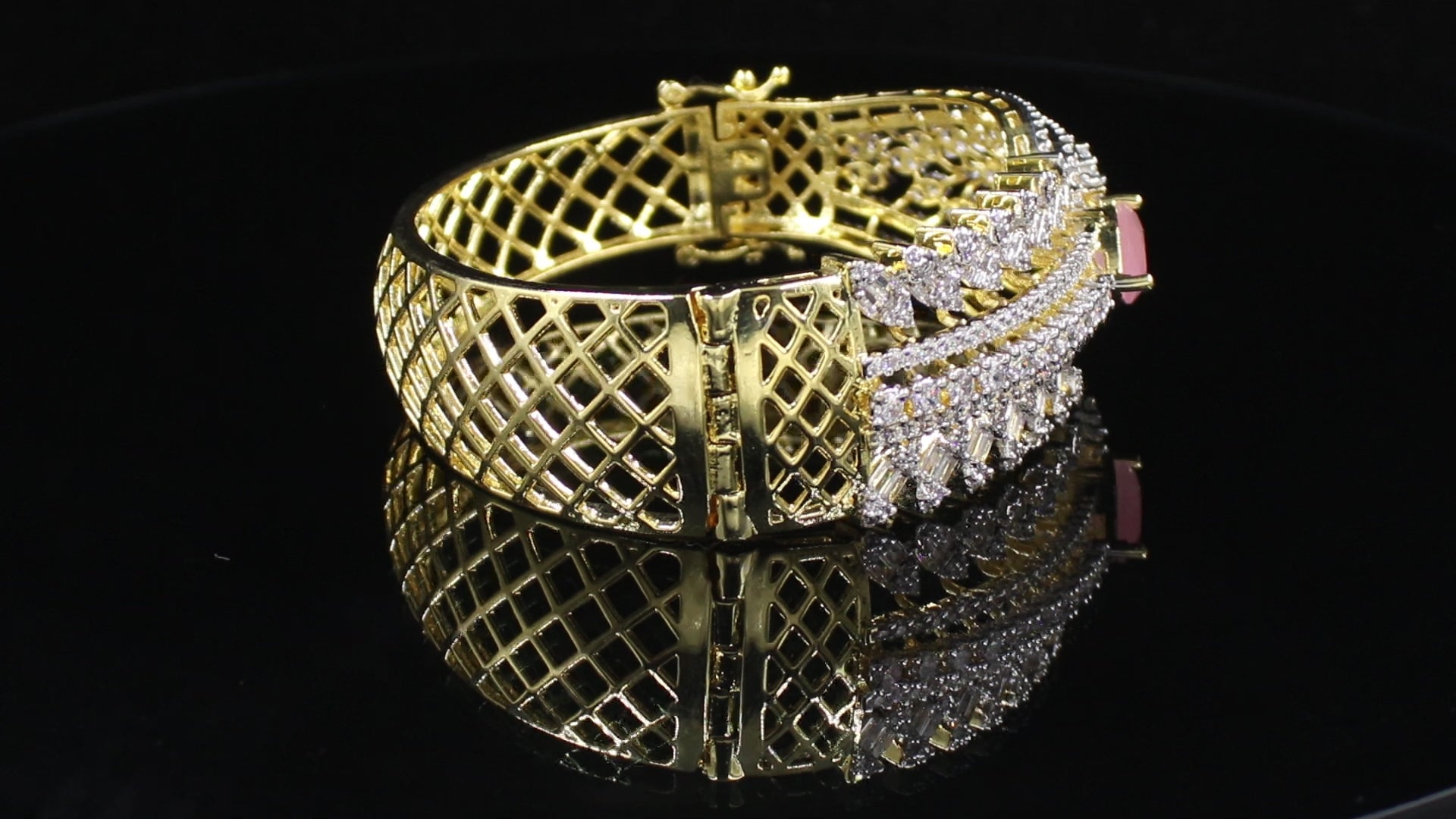 Ganga Jamuna Finish Swirling Teardrop Bracelet