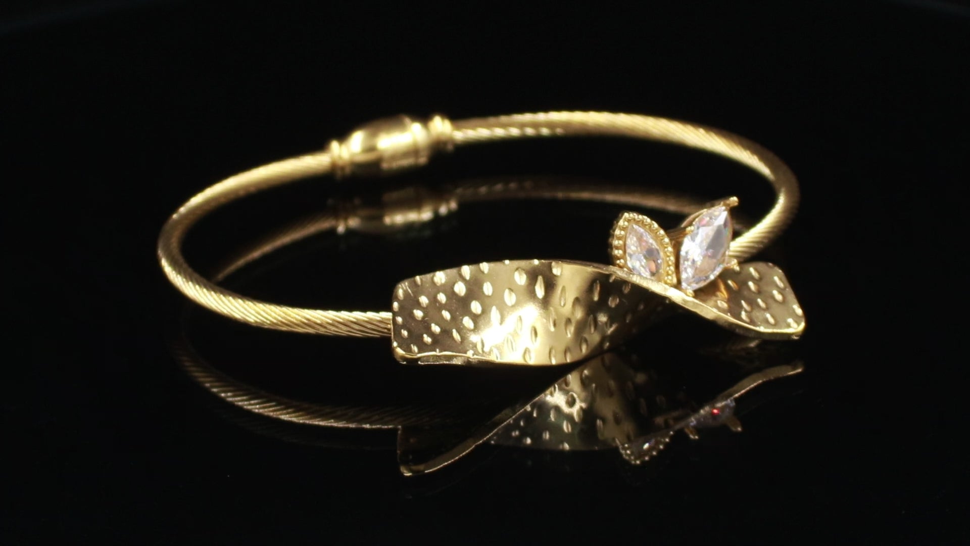 Gold Polished Botanical Leaf Bracelet