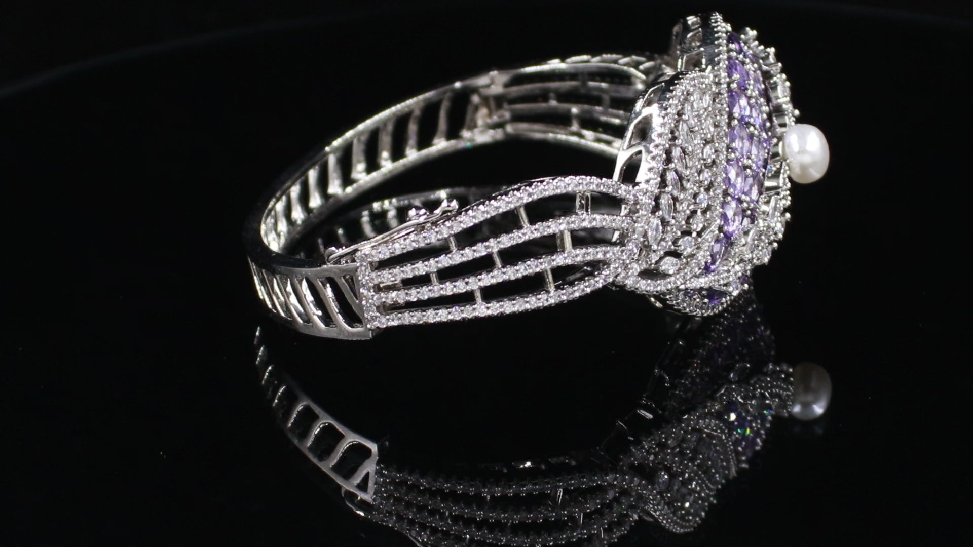 Silver Finish Pearl and Overlapping Leaf Bracelet