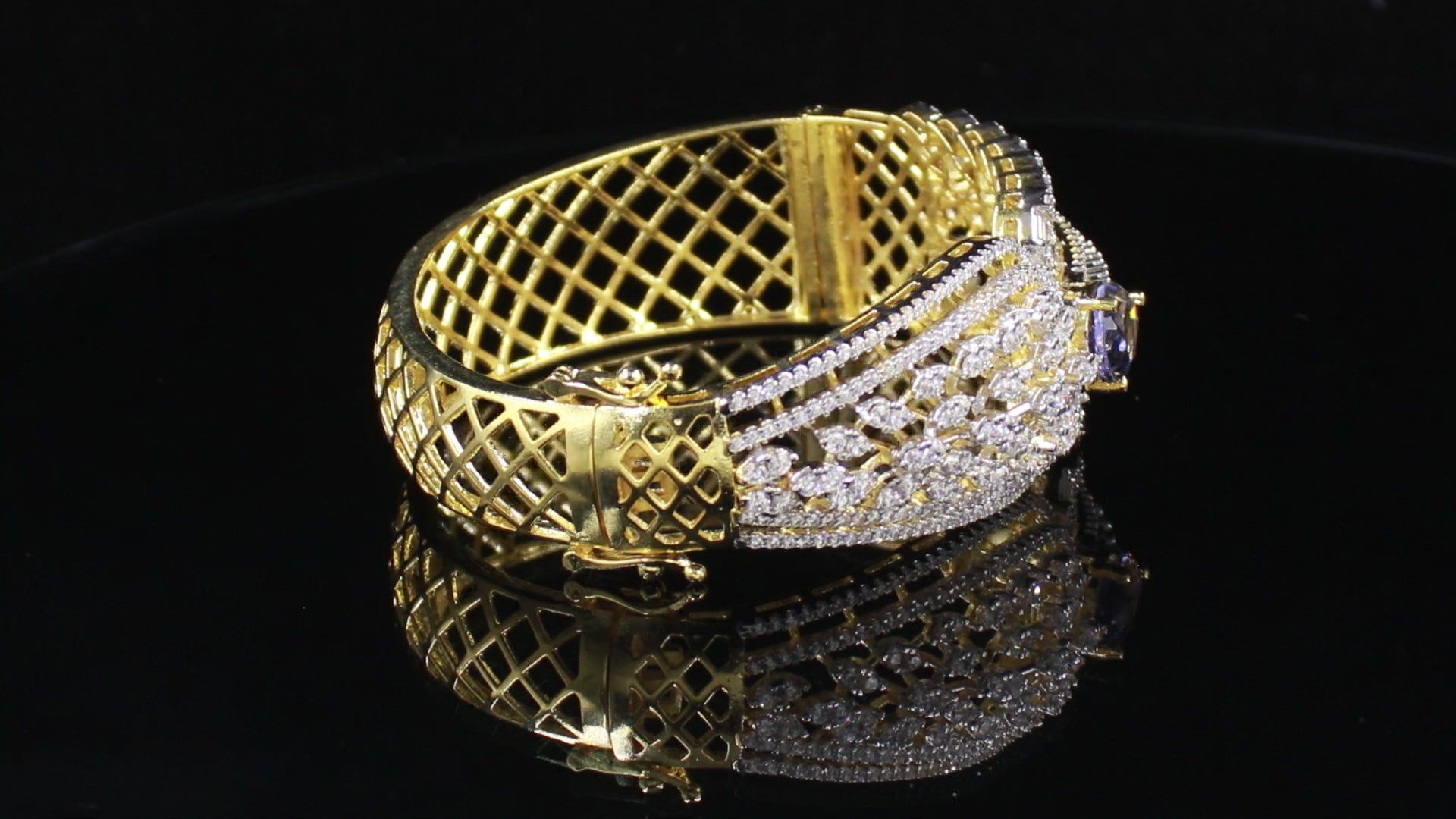 Ganga Jamuna Finish Swirling Teardrop Bracelet
