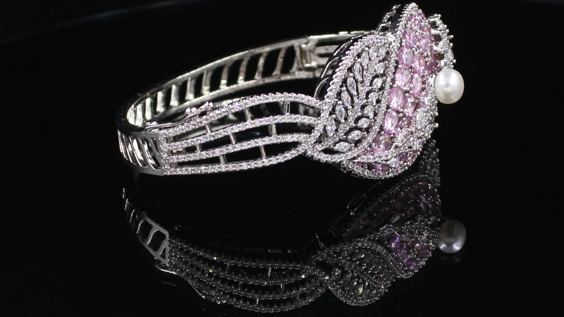 Silver Finish Pearl and Overlapping Leaf Bracelet