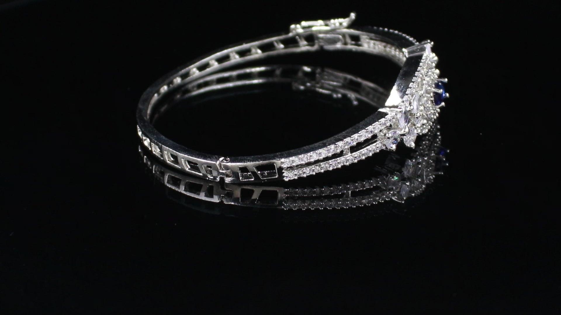 Silver Finish Oval Medallion Bracelet