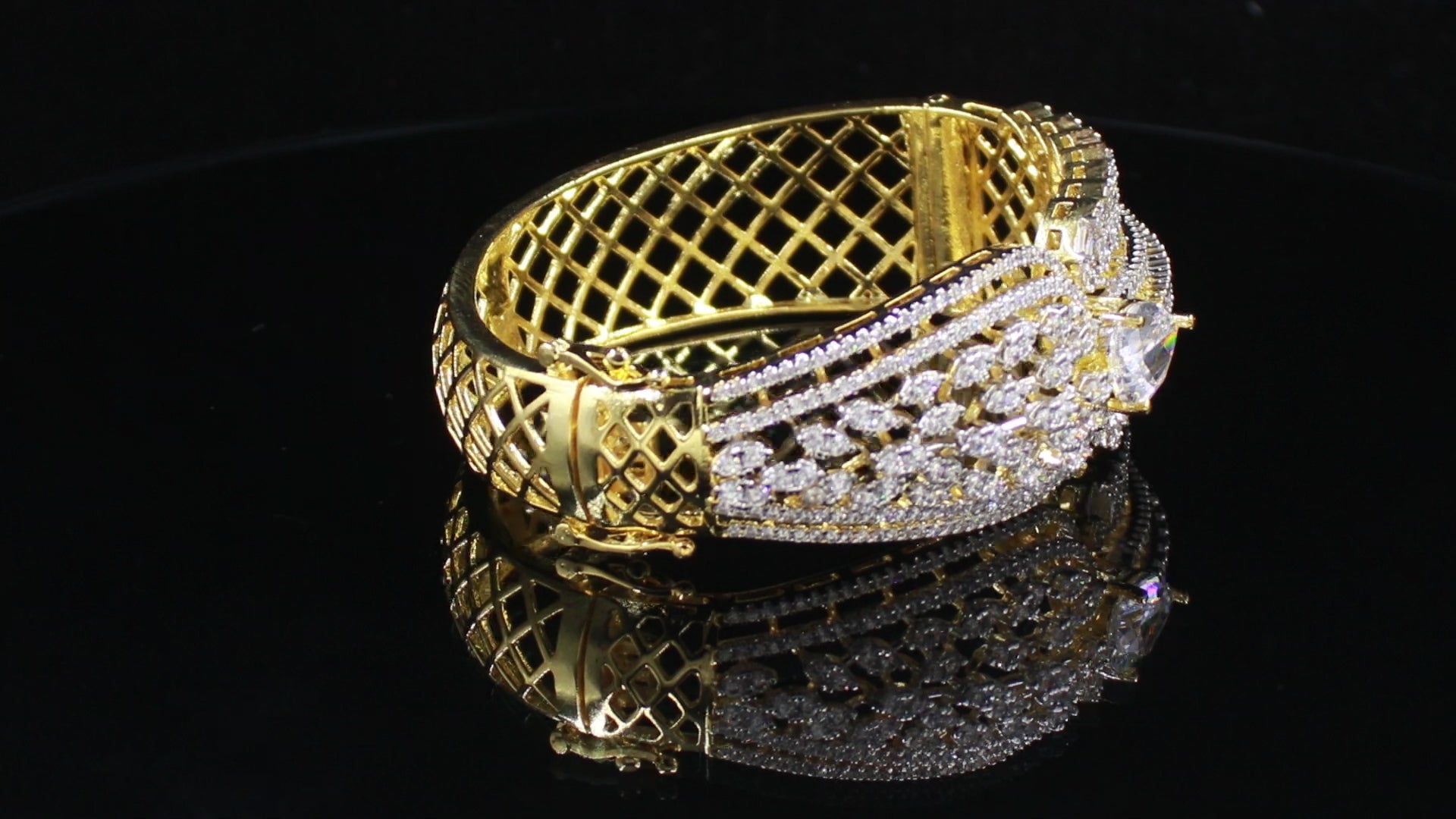 Ganga Jamuna Finish Swirling Teardrop Bracelet