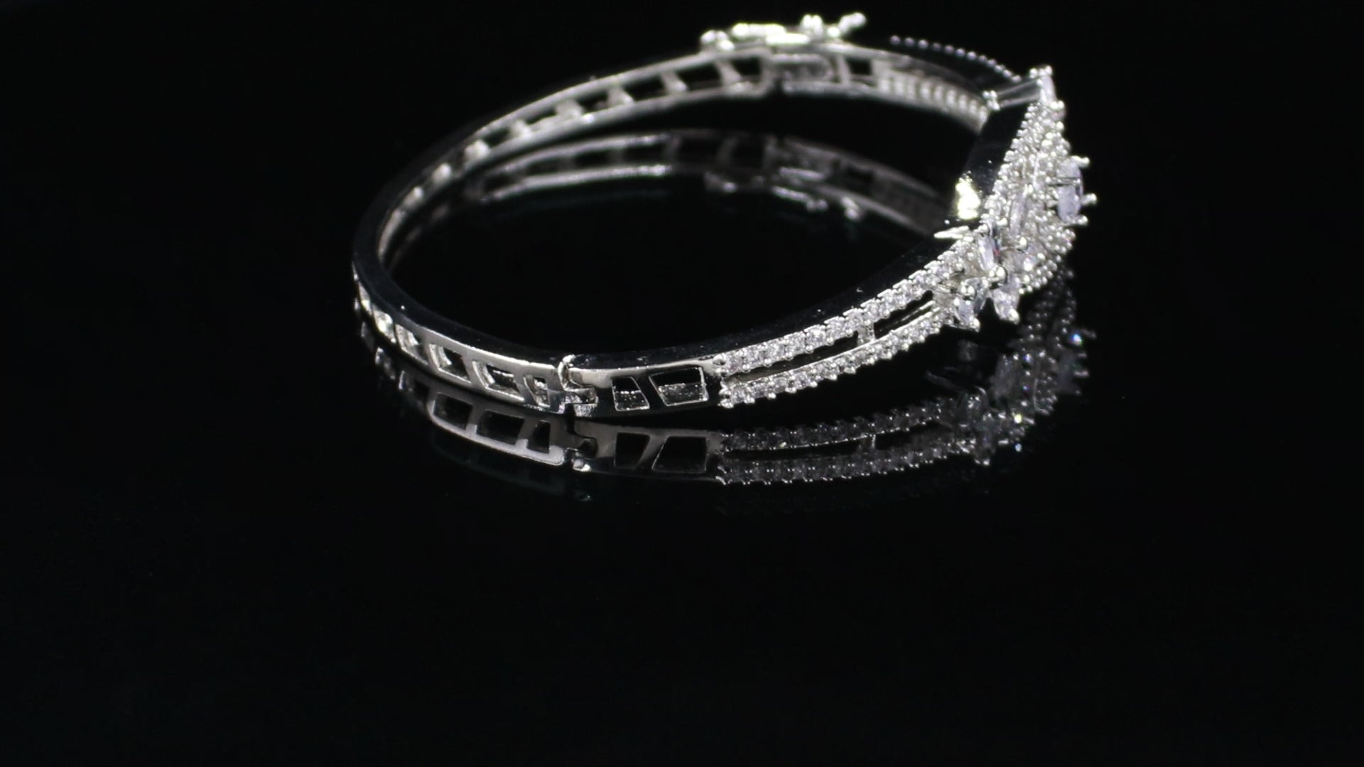 Silver Finish Oval Medallion Bracelet