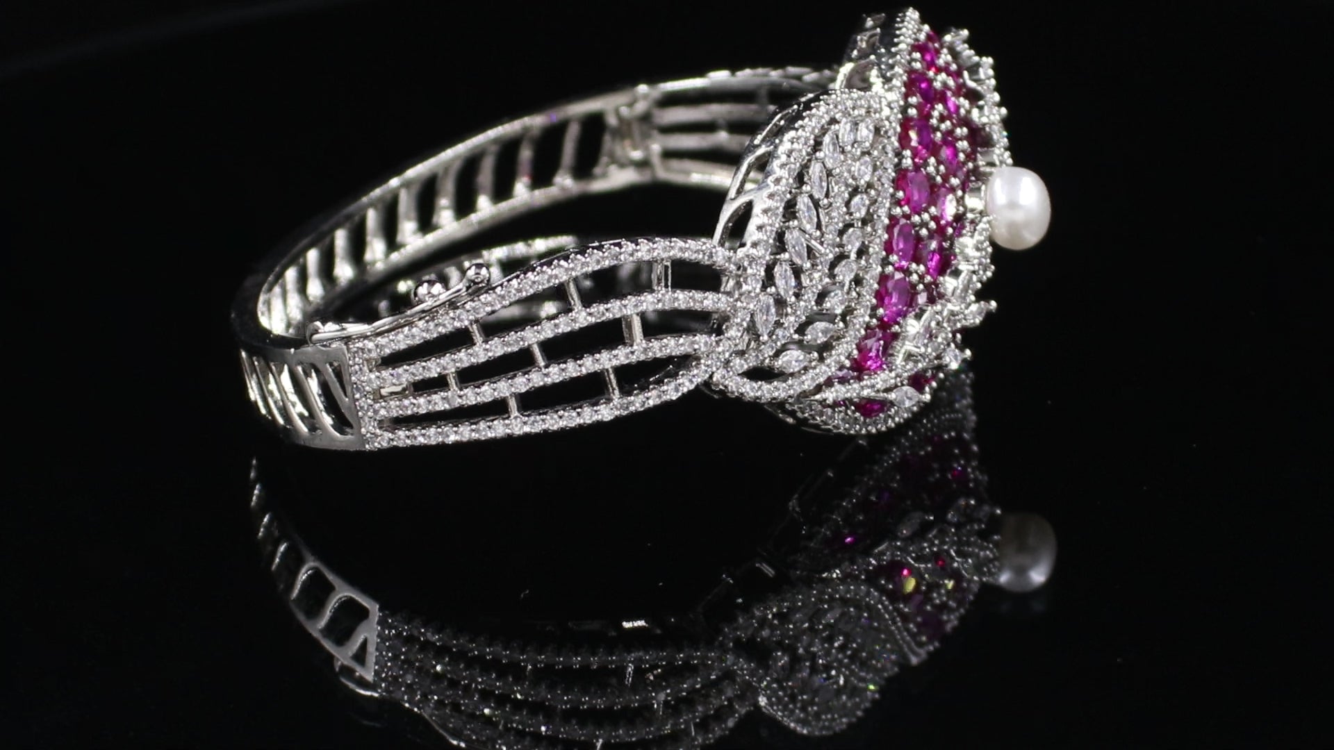 Silver Finish Pearl and Overlapping Leaf Bracelet